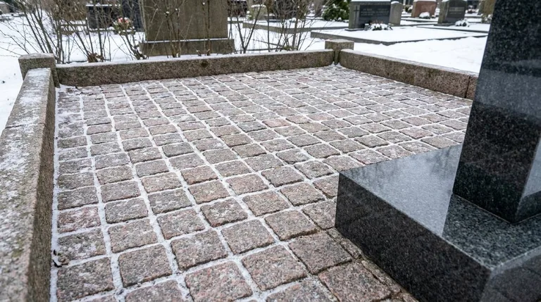Мощение участка серой гранитной плиткой с цоколем, образец ПМ004 в Нижнем Новгороде