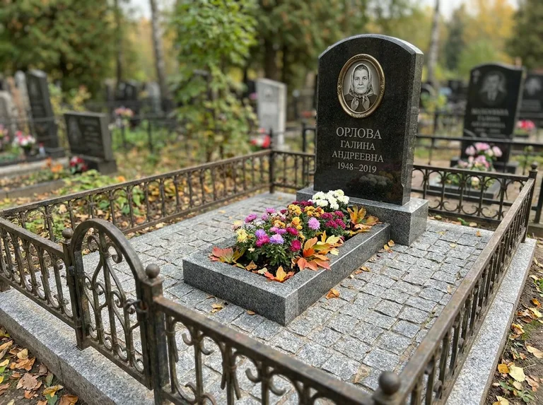 Благоустроенное захоронение с гранитной плиткой, оградой и цветником в Нижнем Новгороде