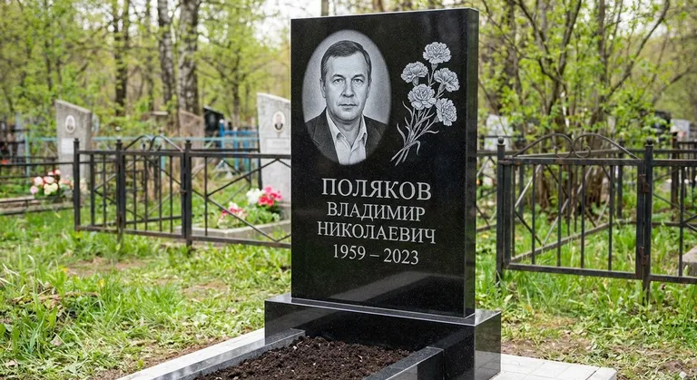 Памятник с гравировкой гвоздик — выполненная работа «Поляков» в Нижнем Новгороде
