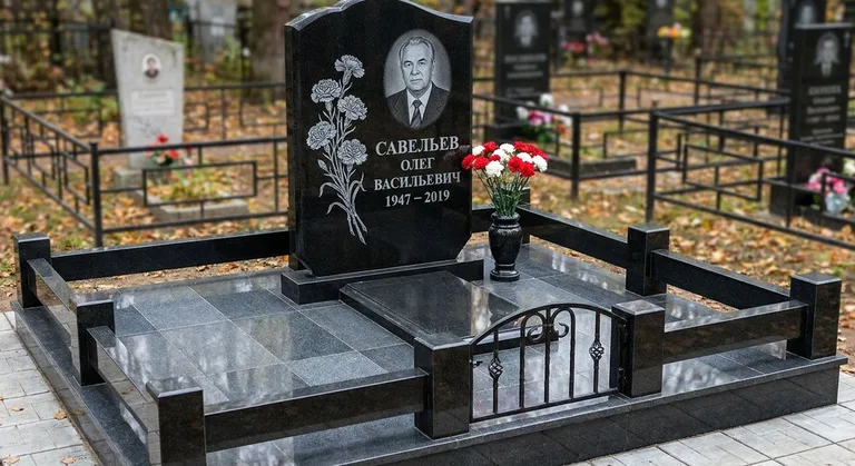 Памятник с гравировкой гвоздик — выполненная работа «Савельев» в Нижнем Новгороде