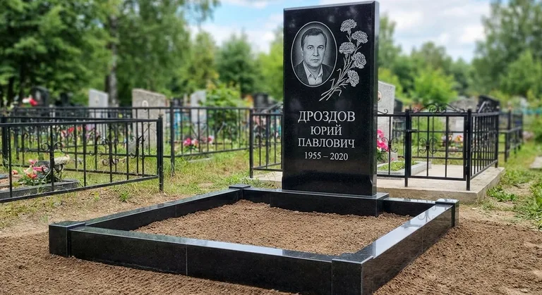 Памятник с гравировкой гвоздик — выполненная работа «Дроздов» в Нижнем Новгороде