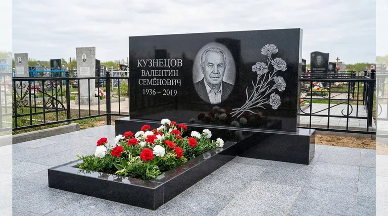 Памятник с гравировкой гвоздик — выполненная работа «Кузнецов» в Нижнем Новгороде