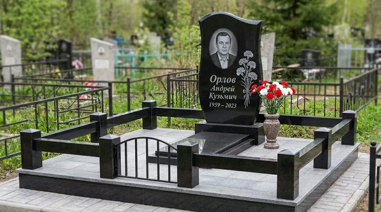 Памятник с гравировкой гвоздик — выполненная работа «Орлов» в Нижнем Новгороде