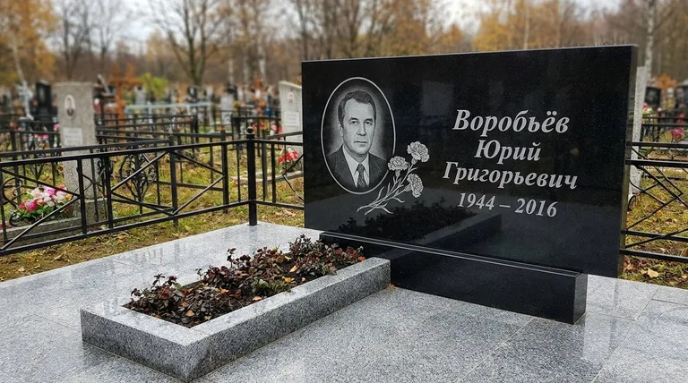 Памятник с гравировкой гвоздик — выполненная работа «Воробьёв» в Нижнем Новгороде