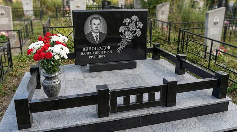 Памятник с гравировкой гвоздик — выполненная работа «Виноградов» в Нижнем Новгороде