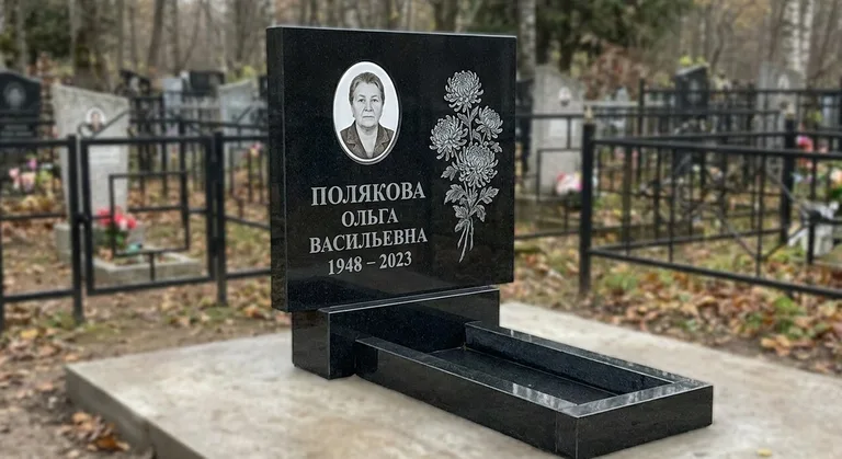 Памятник с гравировкой хризантем — выполненная работа «Полякова» в Нижнем Новгороде