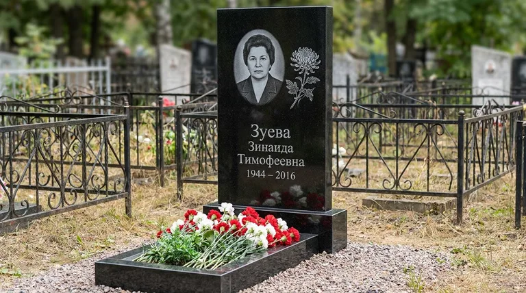 Памятник с гравировкой хризантем — выполненная работа «Зуева» в Нижнем Новгороде