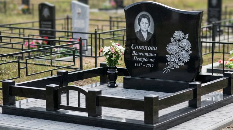 Памятник с гравировкой хризантем — выполненная работа «Соколова» в Нижнем Новгороде
