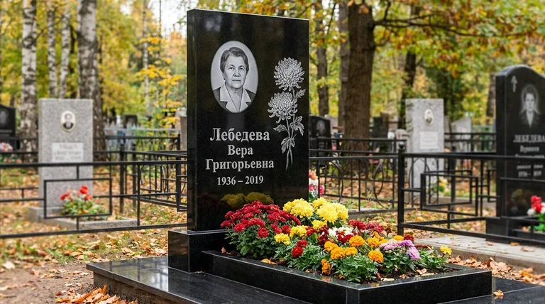Памятник с гравировкой хризантем — выполненная работа «Лебедева» в Нижнем Новгороде
