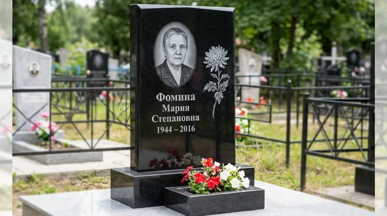 Памятник с гравировкой хризантем — выполненная работа «Фомина» в Нижнем Новгороде