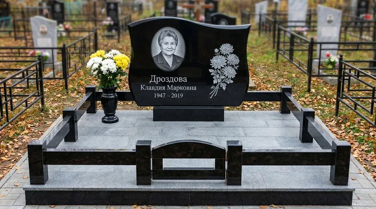 Памятник с гравировкой хризантем — выполненная работа «Дроздова» в Нижнем Новгороде