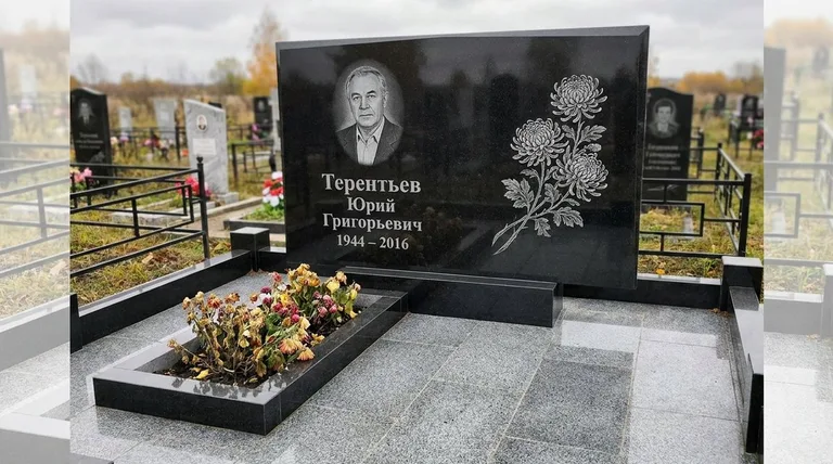 Памятник с гравировкой хризантем — выполненная работа «Терентьев» в Нижнем Новгороде