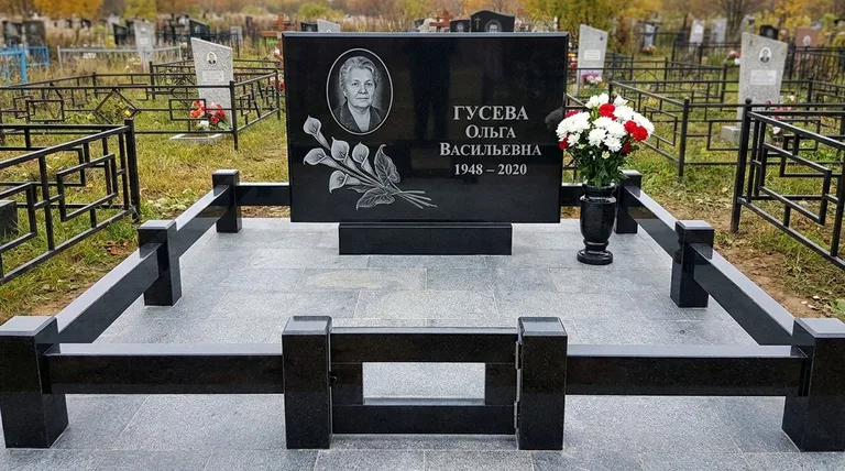 Памятник с гравировкой калл — выполненная работа «Гусева» в Нижнем Новгороде