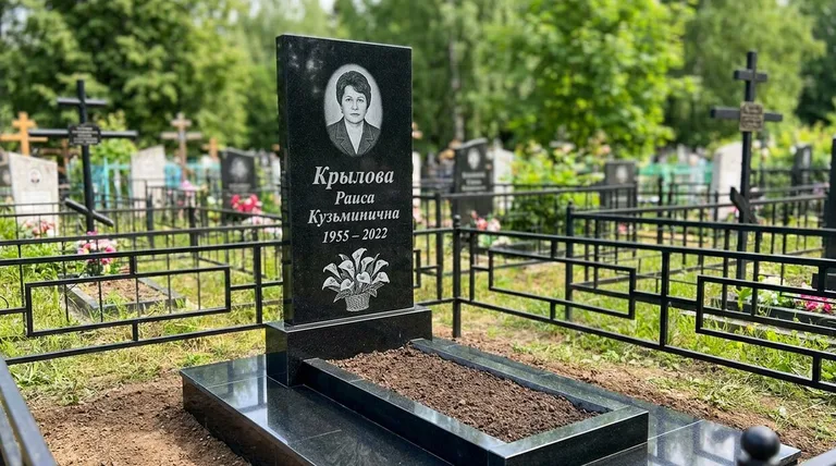 Памятник с гравировкой калл — выполненная работа «Крылова» в Нижнем Новгороде