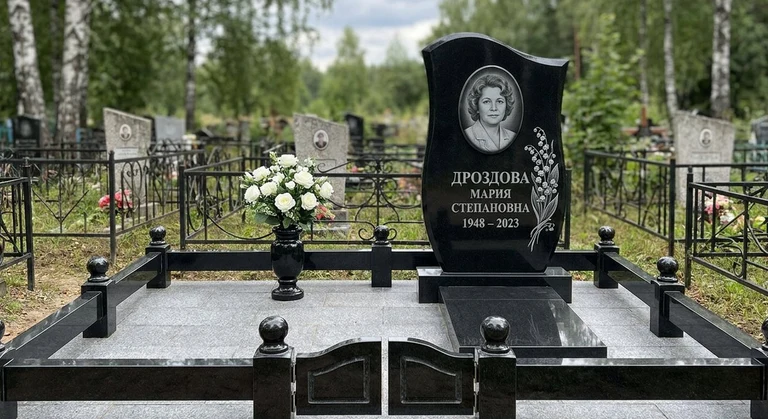 Гравировка ландышей на памятник в Нижнем Новгороде — пример работы на граните