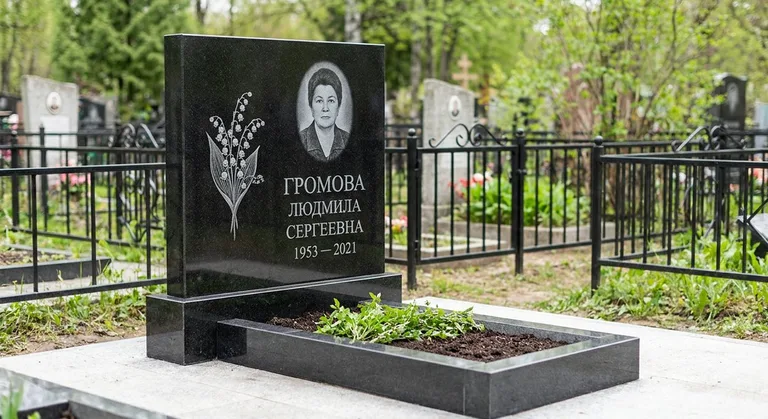 Памятник с гравировкой ландышей — выполненная работа «Громова» в Нижнем Новгороде