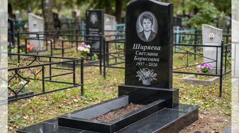 Памятник с гравировкой ландышей — выполненная работа «Ширяева» в Нижнем Новгороде