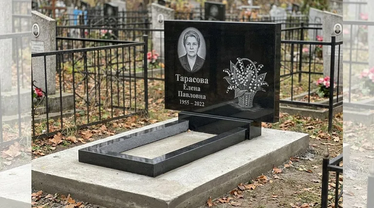 Памятник с гравировкой ландышей — выполненная работа «Тарасова» в Нижнем Новгороде