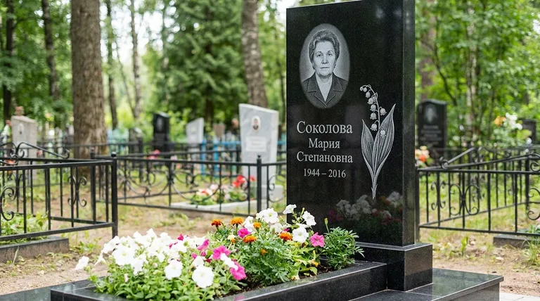 Памятник с гравировкой ландышей — выполненная работа «Соколова» в Нижнем Новгороде