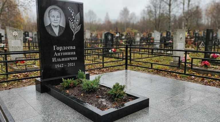 Памятник с гравировкой ландышей — выполненная работа «Гордеева» в Нижнем Новгороде