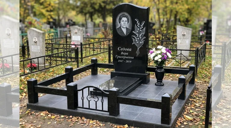 Памятник с гравировкой ландышей — выполненная работа «Седова» в Нижнем Новгороде