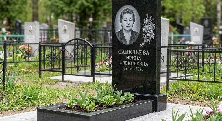 Памятник с гравировкой лилий — выполненная работа «Савельева» в Нижнем Новгороде
