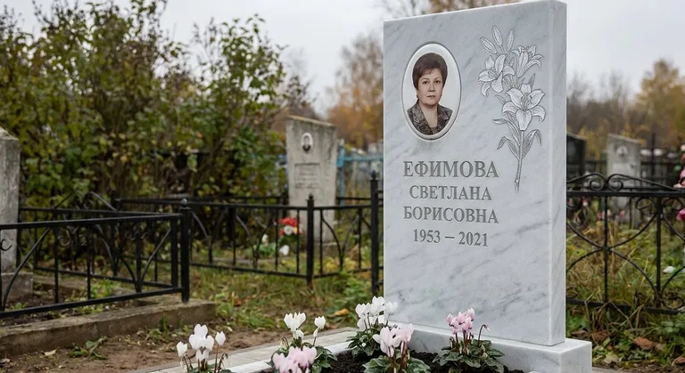 Памятник с гравировкой лилий — выполненная работа «Ефимова» в Нижнем Новгороде