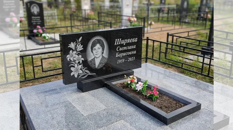 Памятник с гравировкой лилий — выполненная работа «Ширяева» в Нижнем Новгороде