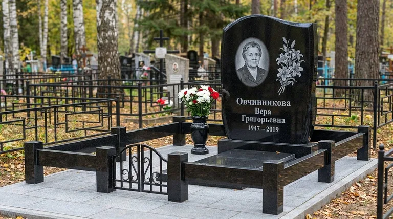 Памятник с гравировкой лилий — выполненная работа «Овчинникова» в Нижнем Новгороде