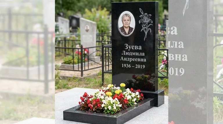 Памятник с гравировкой лилий — выполненная работа «Зуева» в Нижнем Новгороде