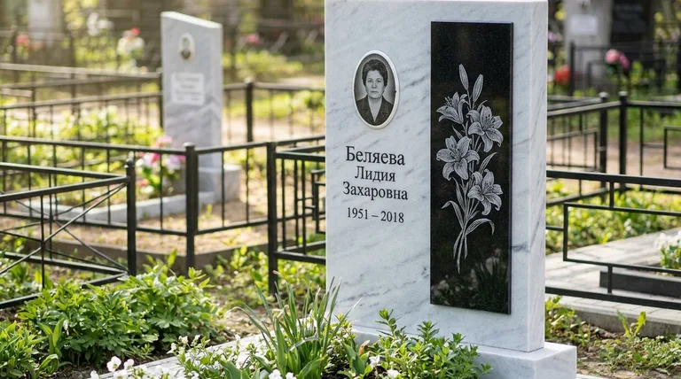 Памятник с гравировкой лилий — выполненная работа «Беляева» в Нижнем Новгороде
