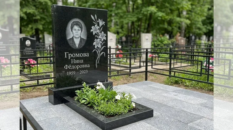 Памятник с гравировкой лилий — выполненная работа «Громова» в Нижнем Новгороде