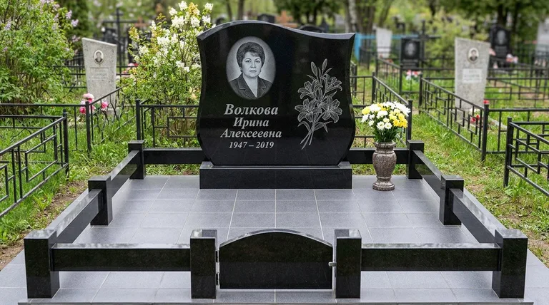 Памятник с гравировкой лилий — выполненная работа «Волкова» в Нижнем Новгороде