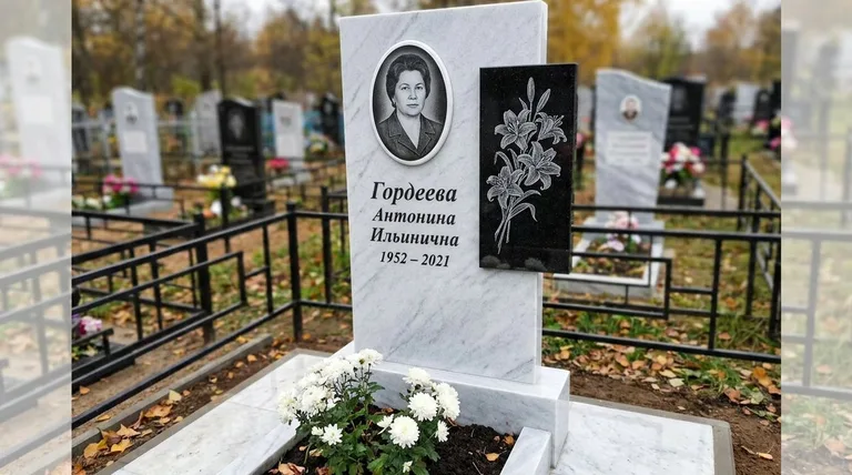 Памятник с гравировкой лилий — выполненная работа «Гордеева» в Нижнем Новгороде
