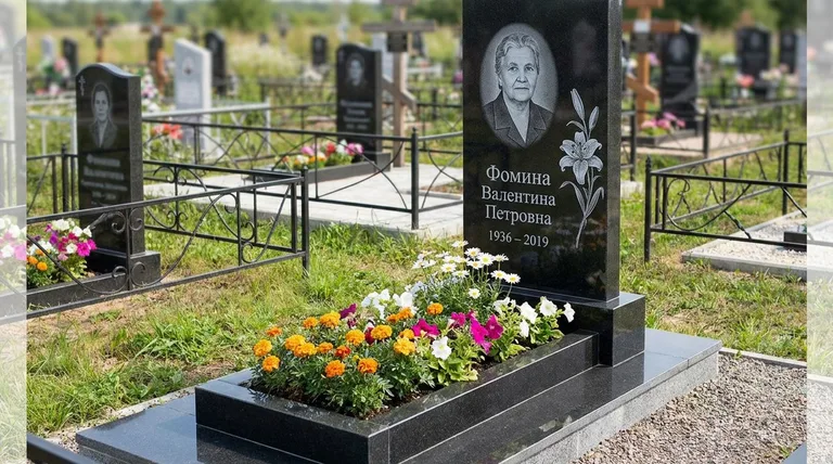Памятник с гравировкой лилий — выполненная работа «Фомина» в Нижнем Новгороде