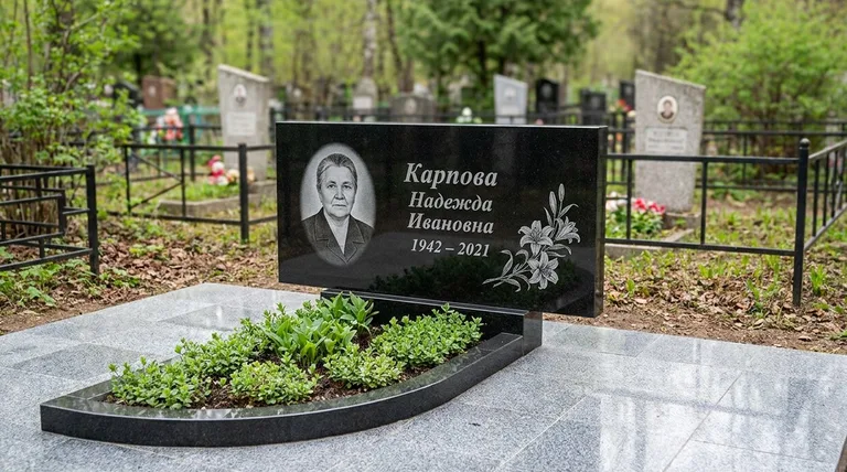 Памятник с гравировкой лилий — выполненная работа «Карпова» в Нижнем Новгороде