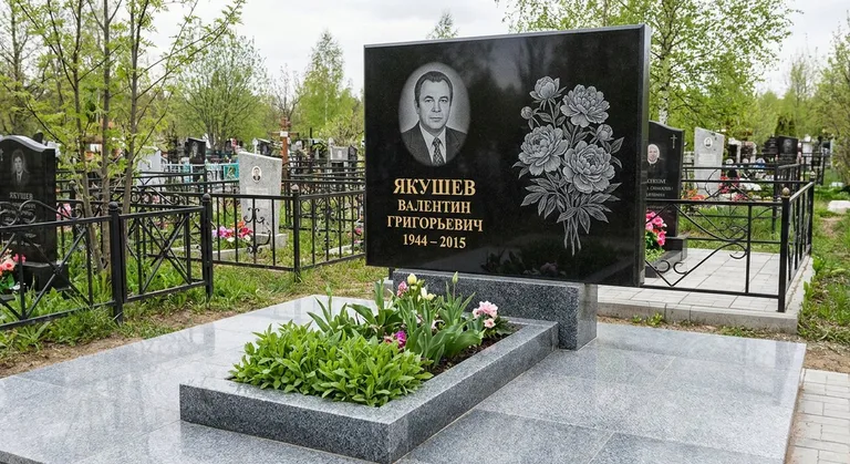 Памятник с гравировкой пионов — выполненная работа «Якушев» в Нижнем Новгороде