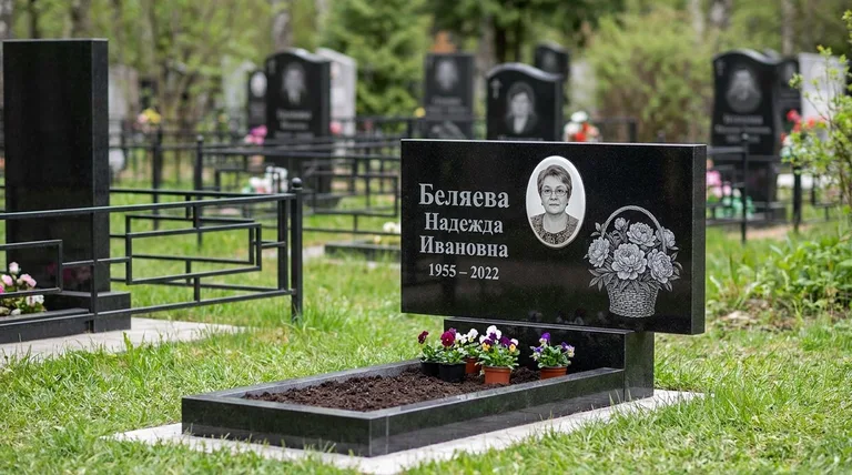 Памятник с гравировкой пионов — выполненная работа «Беляева» в Нижнем Новгороде