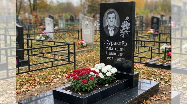 Памятник с гравировкой пионов — выполненная работа «Журавлёв» в Нижнем Новгороде