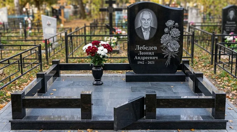 Памятник с гравировкой пионов — выполненная работа «Лебедев» в Нижнем Новгороде