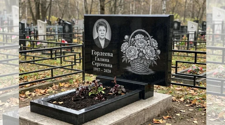 Памятник с гравировкой пионов — выполненная работа «Гордеева» в Нижнем Новгороде