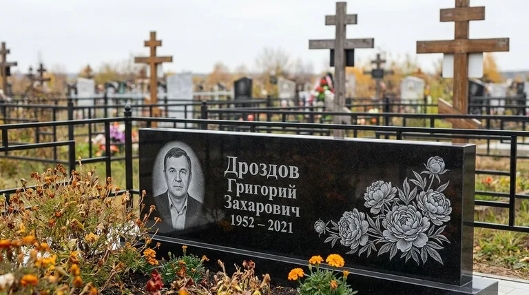 Памятник с гравировкой пионов — выполненная работа «Дроздов» в Нижнем Новгороде