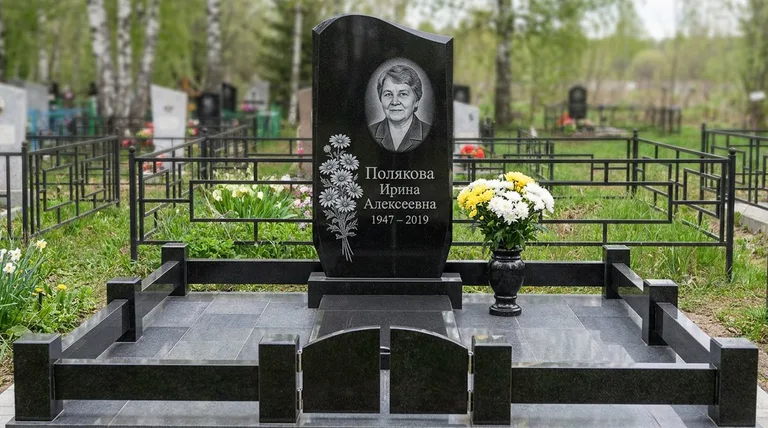 Памятник с гравировкой ромашек — выполненная работа «Полякова» в Нижнем Новгороде