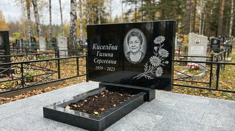 Памятник с гравировкой ромашек — выполненная работа «Киселёва» в Нижнем Новгороде
