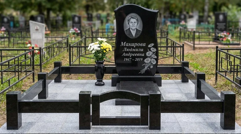 Памятник с гравировкой ромашек — выполненная работа «Макарова» в Нижнем Новгороде