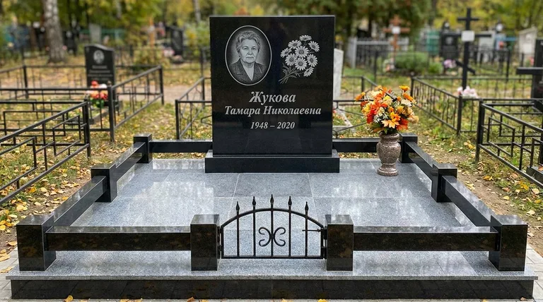 Памятник с гравировкой ромашек — выполненная работа «Жукова» в Нижнем Новгороде