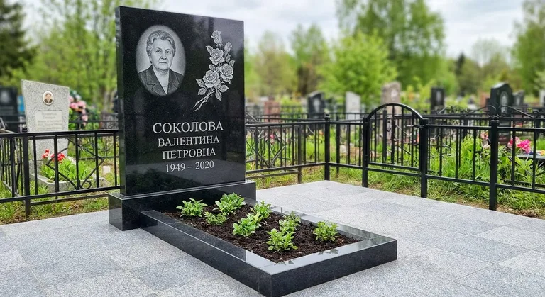 Памятник с гравировкой роз — выполненная работа «Соколова» в Нижнем Новгороде