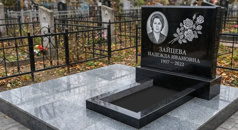 Памятник с гравировкой роз — выполненная работа «Зайцева» в Нижнем Новгороде