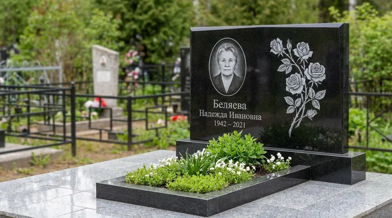 Памятник с гравировкой роз — выполненная работа «Беляева» в Нижнем Новгороде