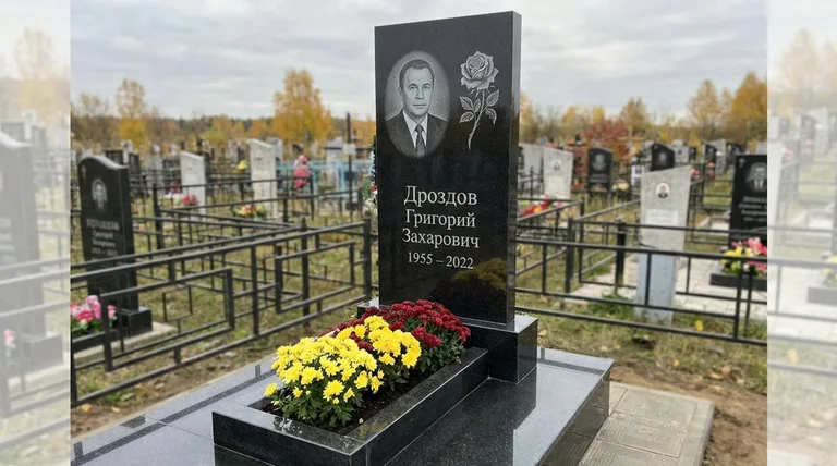 Памятник с гравировкой роз — выполненная работа «Дроздов» в Нижнем Новгороде